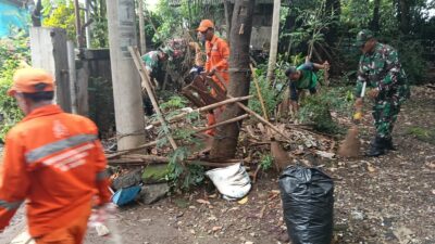 Jumat Bersih, Babinsa Koramil Kramat Jati Melaksanakan Pembersihan Fasilitas Umum