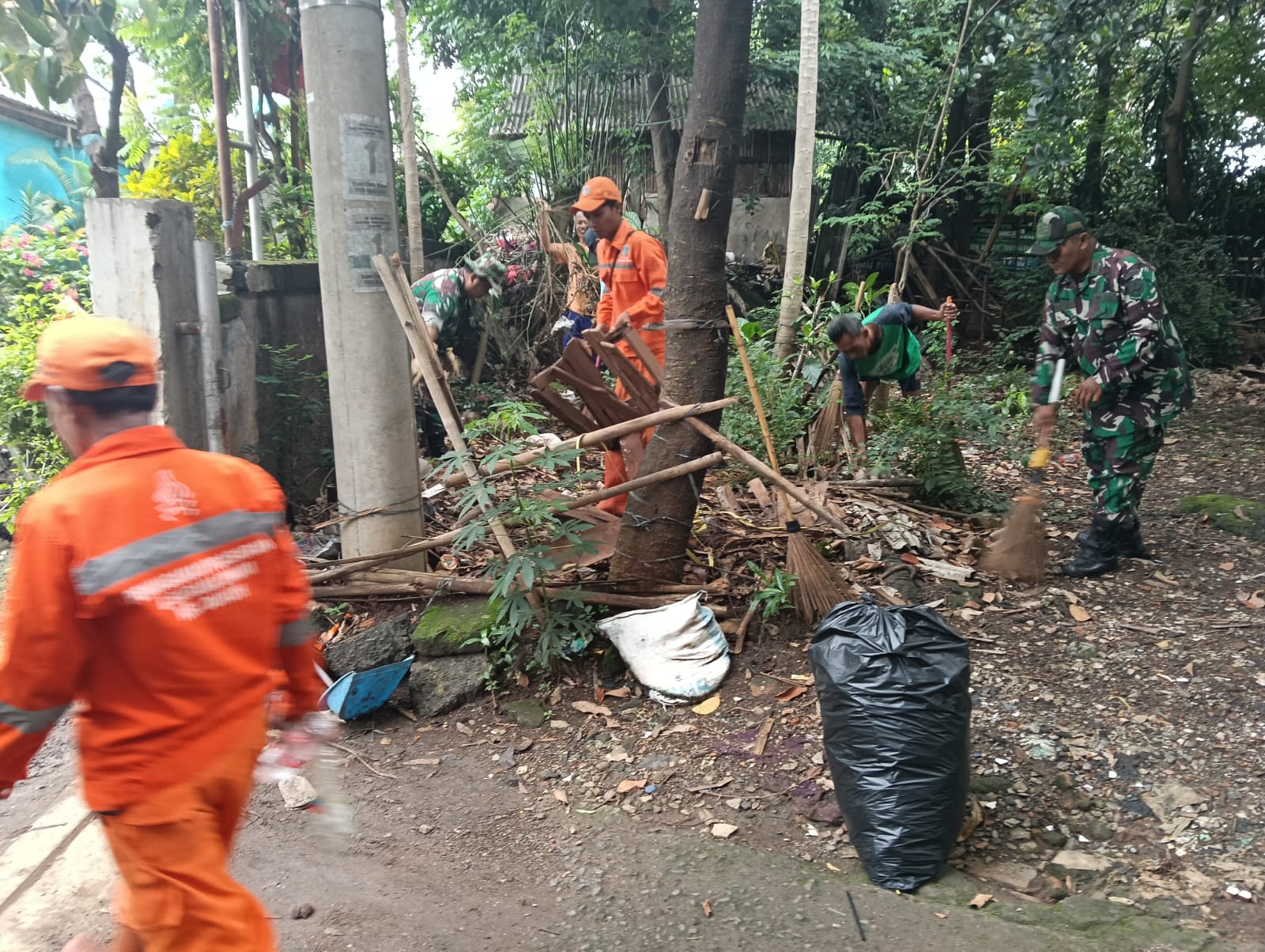 Jumat Bersih, Babinsa Koramil Kramat Jati Melaksanakan Pembersihan Fasilitas Umum