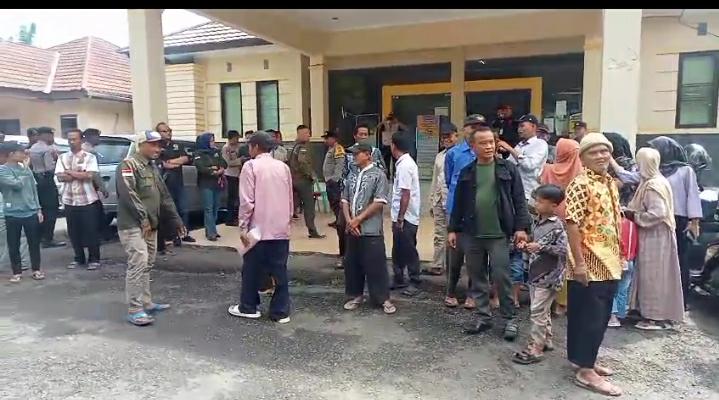 Ratusan warga !!! Kp.Nagara menggerudug kantor kecamatan Kibin, Kabupaten serang, yang di dampingi Lembaga Forum Warga Bersatu Banten (Forwatu Banten) dan GRIB JAYA PAC