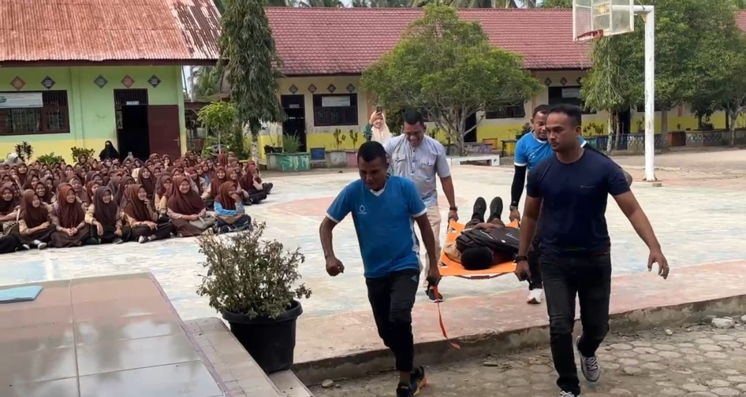 Simulasi dan penyuluhan Mitigasi Bencana Alam , Gempa bumi untuk Siswa sekolah SMA N 1 Darul Aman     IDI CUT.