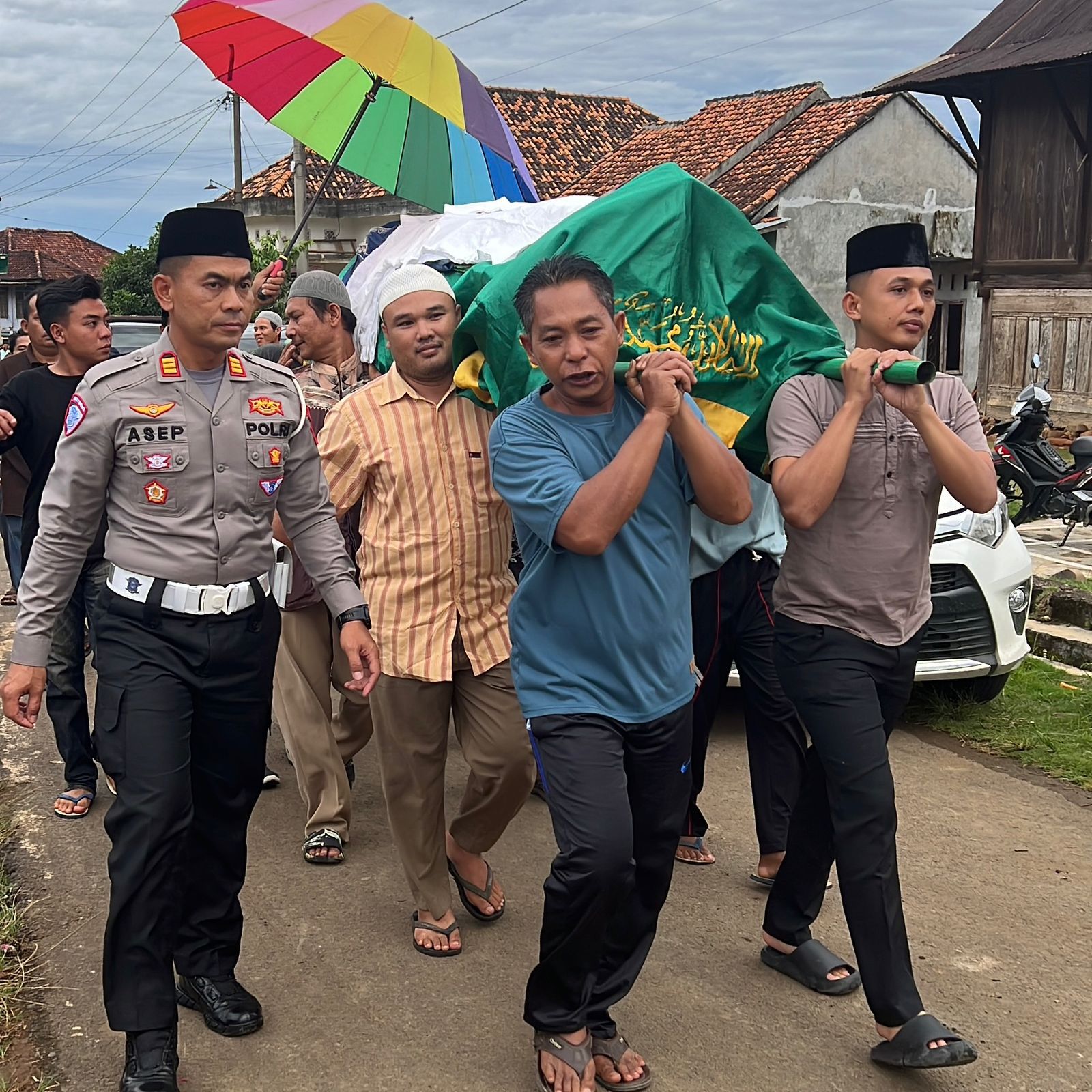 Ayah Brigpol Ramadhani Wafat, Kasatlantas Polres Way Kanan Ikut Antar Jenazah Ke Pemakaman