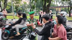 Berkah Ramadhan, Kodim 0505/JT Bersama Pramuka Saka Wira Kartika Bagikan Takjil