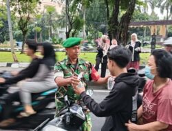 Berkah Ramadhan, Kodim 0505/JT Bersama Pramuka Saka Wira Kartika Bagikan Takjil