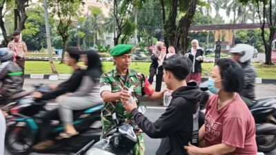 Berkah Ramadhan, Kodim 0505/JT Bersama Pramuka Saka Wira Kartika Bagikan Takjil