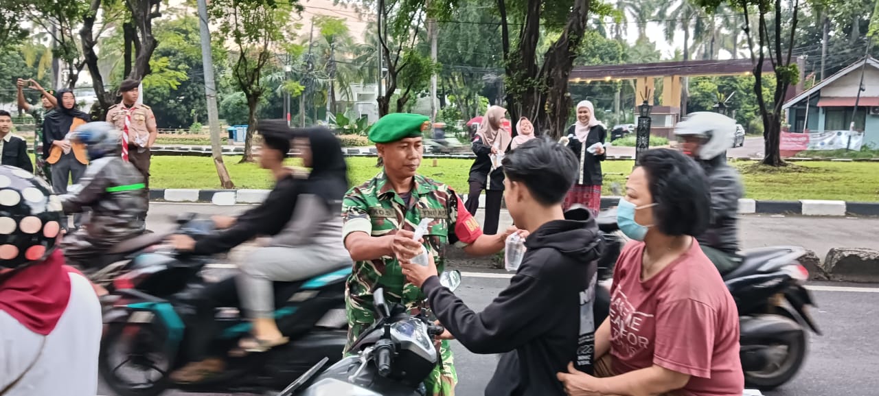 Berkah Ramadhan, Kodim 0505/JT Bersama Pramuka Saka Wira Kartika Bagikan Takjil