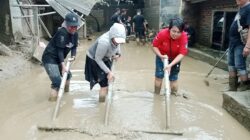 Komunitas Ngopi Broo Bersama AWIBB Gotong Royong Bersihkan Sisa Lumpur Akibat Banjir di Teluk Pucung Bekasi