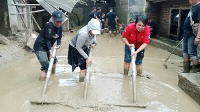 Komunitas Ngopi Broo Bersama AWIBB Gotong Royong Bersihkan Sisa Lumpur Akibat Banjir di Teluk Pucung Bekasi