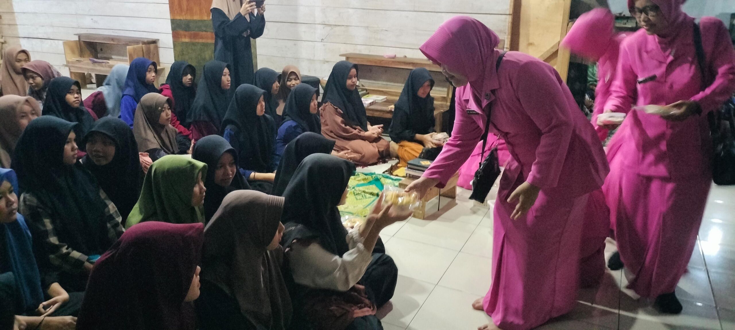 Wujud Kepedulian di Bulan Ramadhan, Kapolsek Baradatu Berikan Tali Asih Anak Yatim di Ponpes