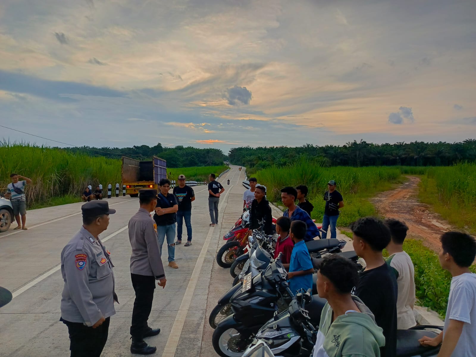 Jelang Buka Puasa Ramadhan,Polsek Negeri Batin Bubarkan Balap Liar di Jalan Poros Purwa Agung