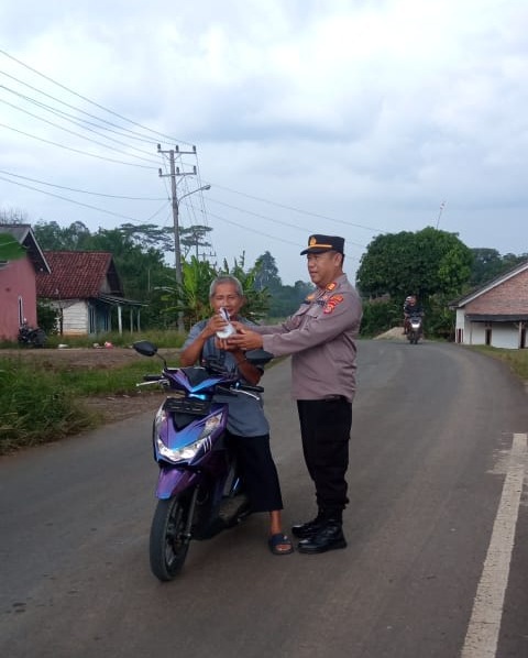 Bulan Penuh Berkah Ramadhan, Polsek Gunung Labuhan Bagikan Puluhan Takjil ke Warga