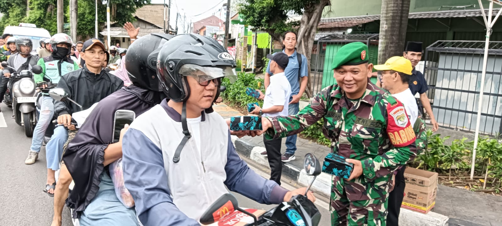 Berkah Ramadhan, Mitra Jalak Pusat 1 Bersama Kodim 0505/Jakarta Timur Bagikan Takjil