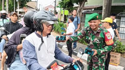 Berkah Ramadhan, Mitra Jalak Pusat 1 Bersama Kodim 0505/Jakarta Timur Bagikan Takjil