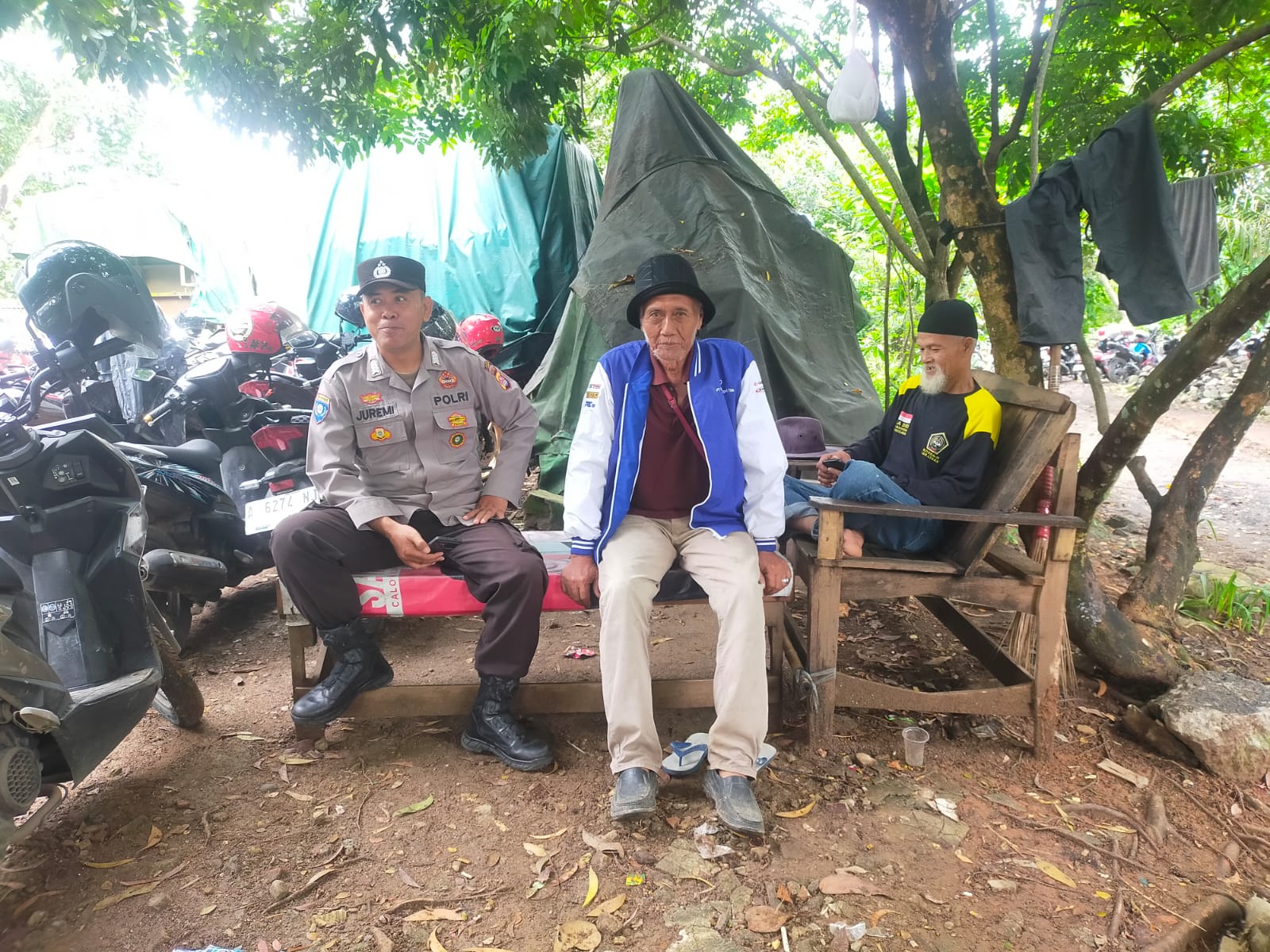 Bhabinkamtibmas Polsek Rangkasbitung Polres Lebak Temui Tokoh Masyarakat Kampung Lembur Sawah