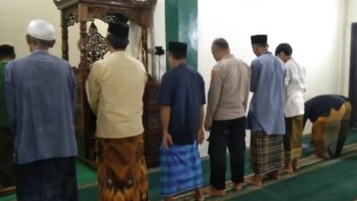 Anggota Polsek Maja Polres Lebak Laksanakan Sholat Subuh Berjamaah