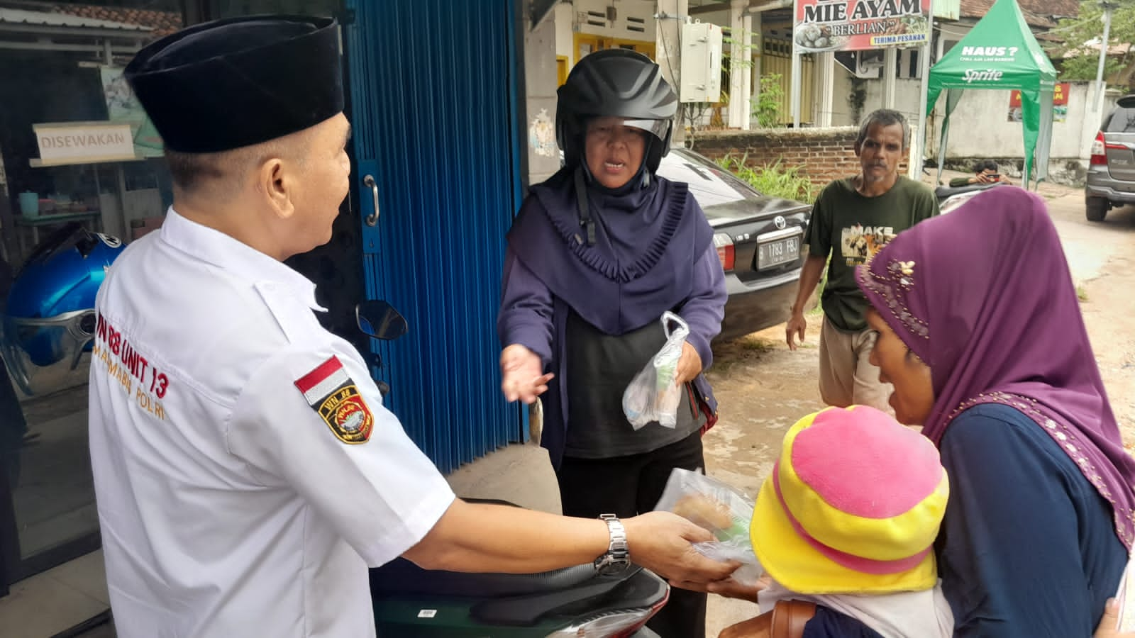 Indahnya Berbagi Di Bulan Suci WN 88 Unit 13 Provinsi Lampung Bagikan Takjil 500 Paket.