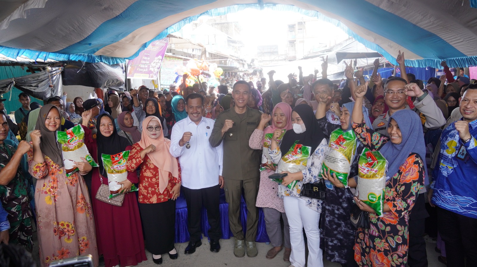 Pemkab OKI Hadirkan Pasar Murah, Telur dan Minyak Goreng Diserbu Warga