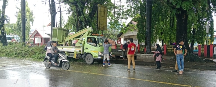 FORKOPIMCAM Bajeng Gelar Pembersihan di Depan Masjid Raya Limbung