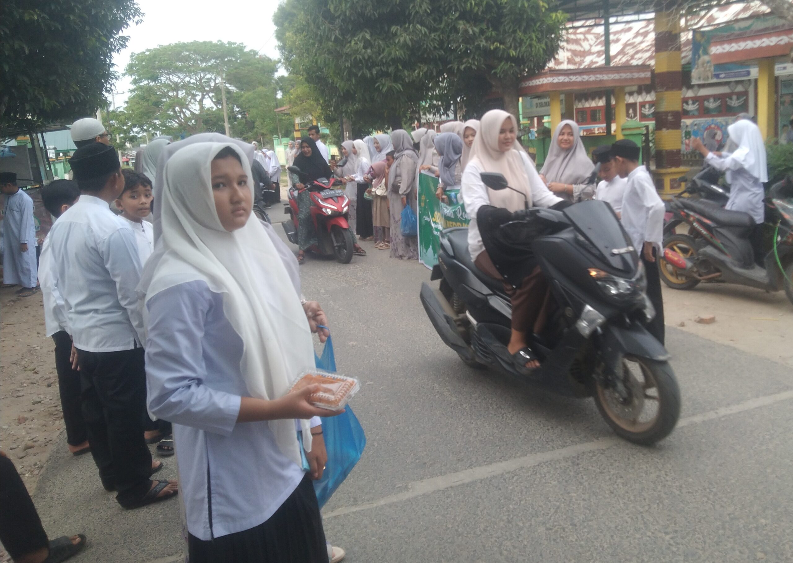 Berbagi Takjil Ramadhan SDN 1 IDI Rayeuk .